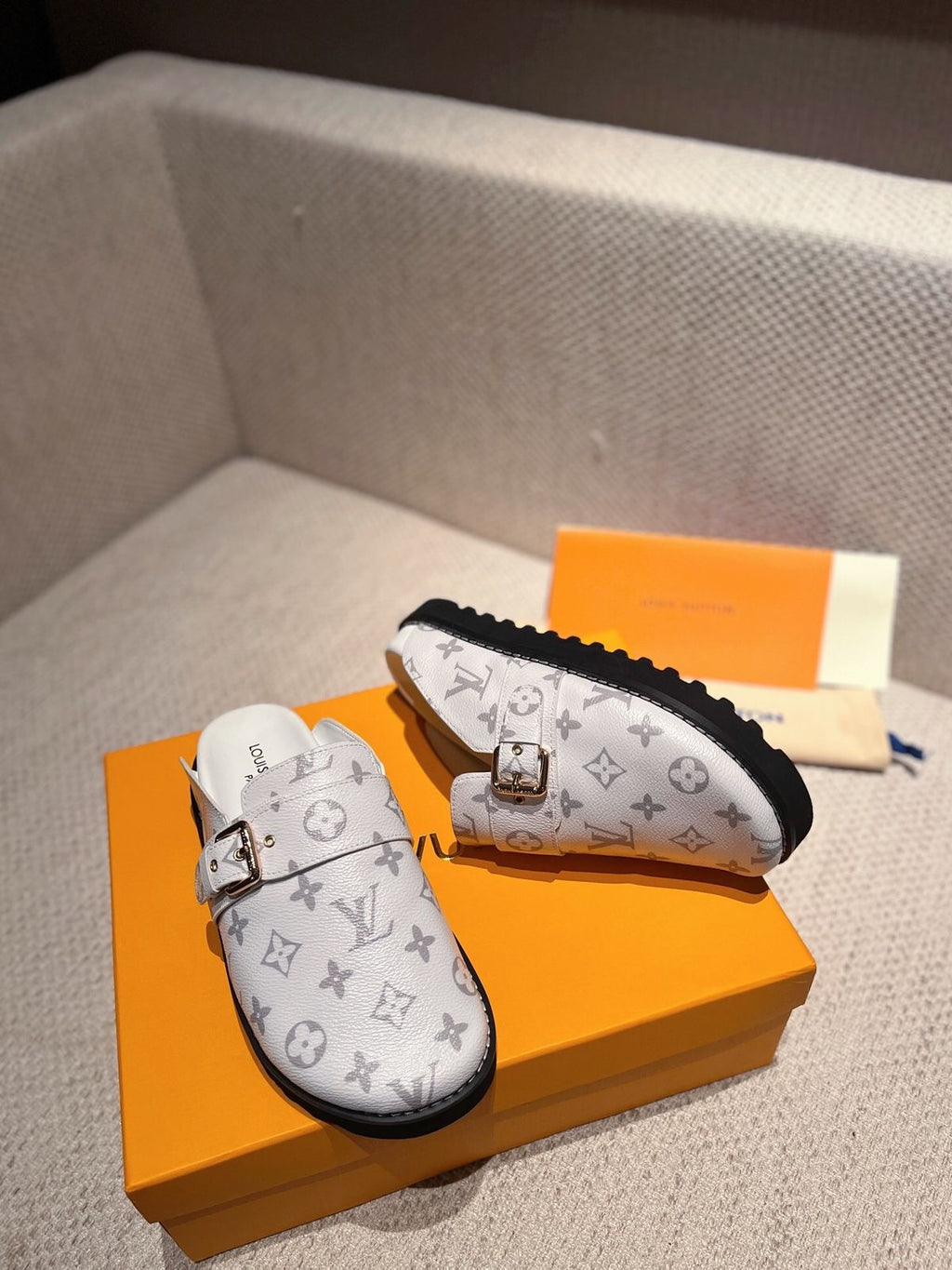 Loala Demstra Mules