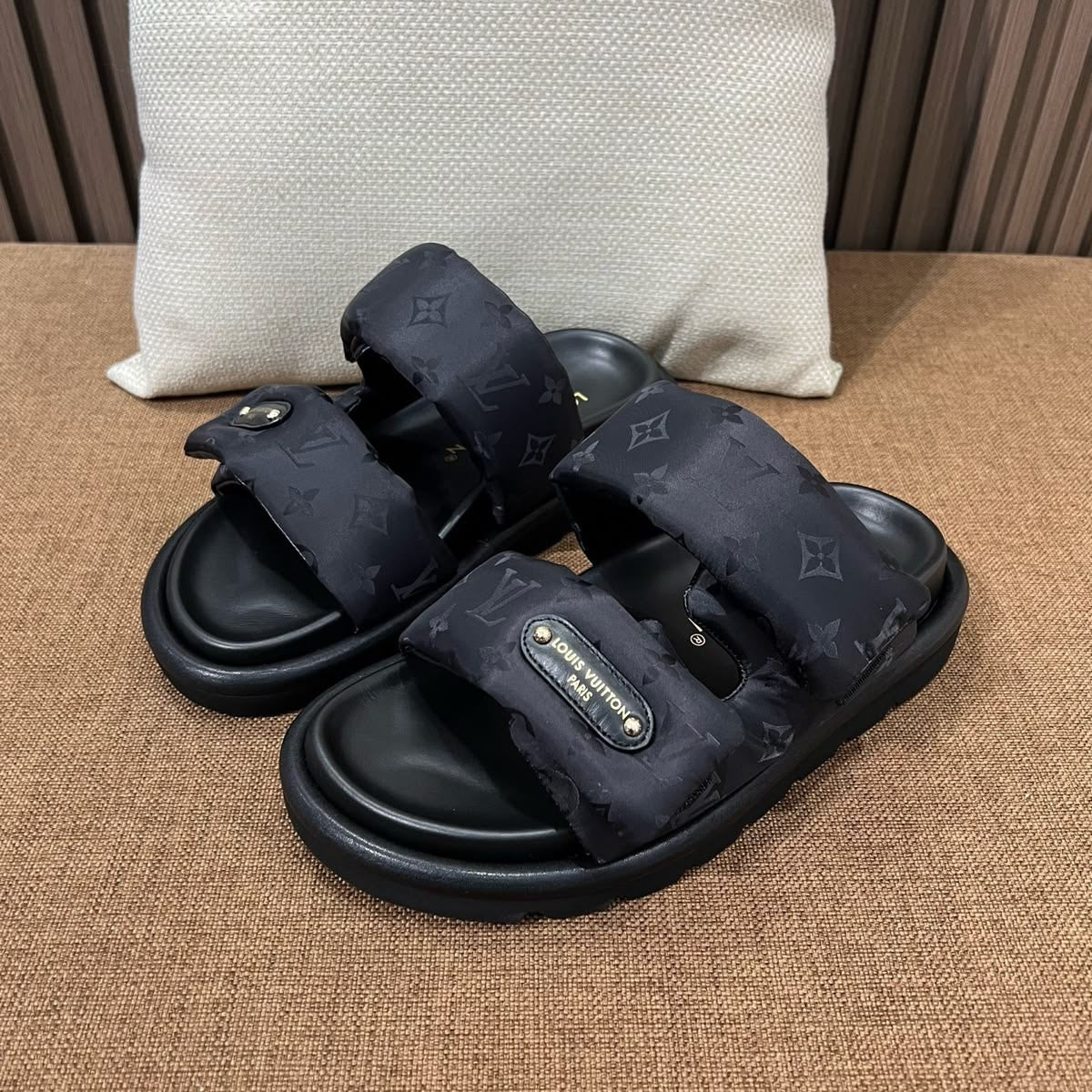 Loala Rinta Slides